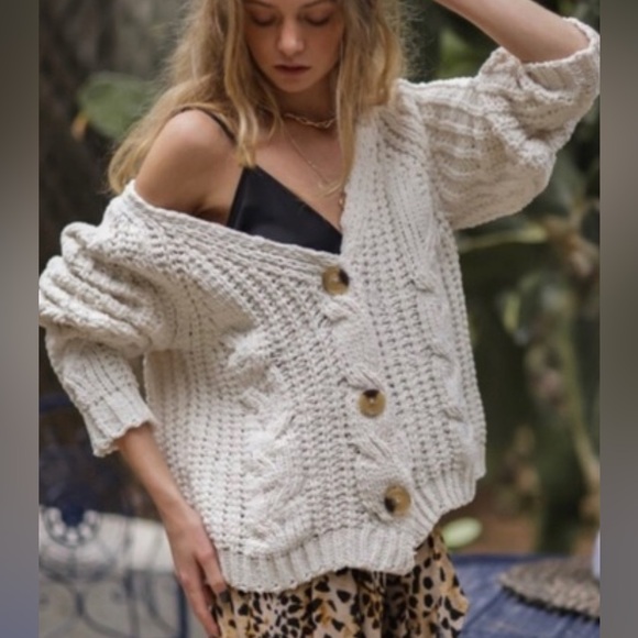 Aakaa Sweaters - Aakaa Cream Knit Cardigan Sweater cable pattern on front NWT SUPER SOFT M